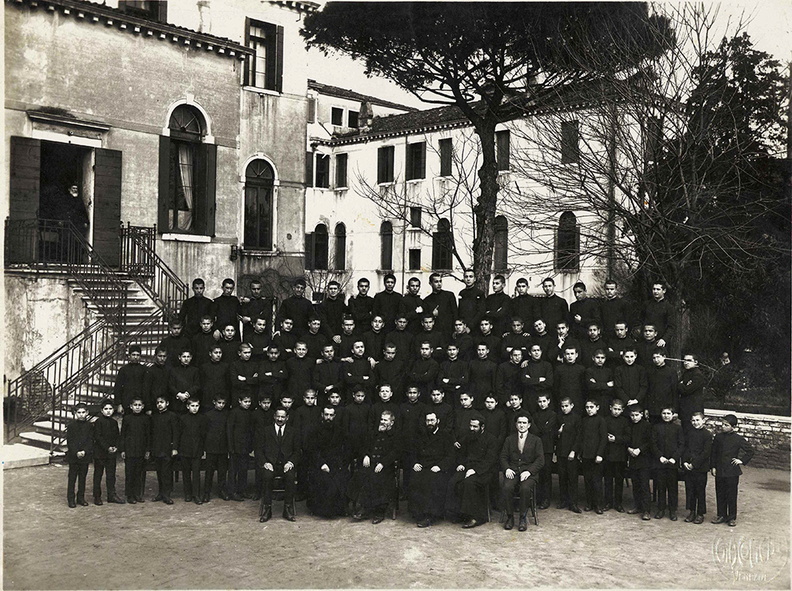 The alumni of Moorat-Raphael College of Venice with teachers, 1929-1932.jpg