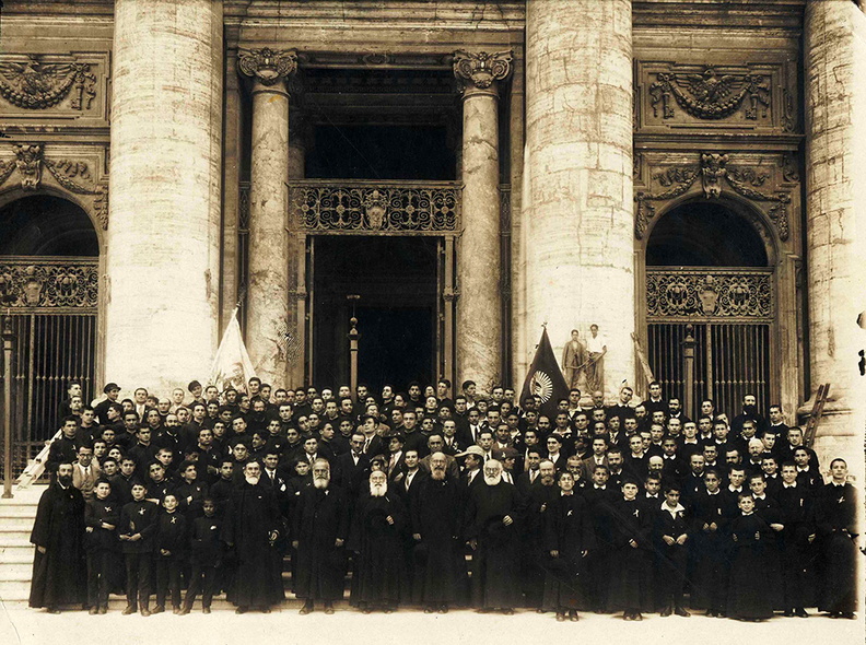 The alumni of Moorat-Raphael College of Venice with teachers, 1929-1932Aharonyan03.jpg
